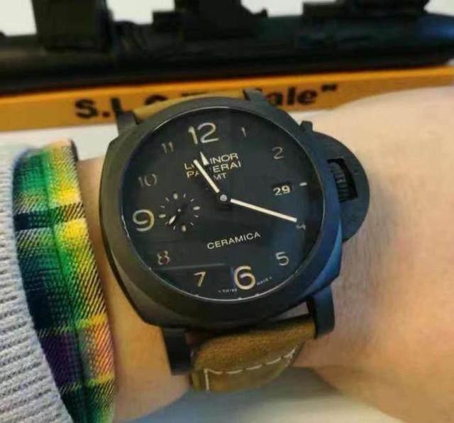 Wearing Panerai fake watches on the wrist, wearers seem to be cooler.