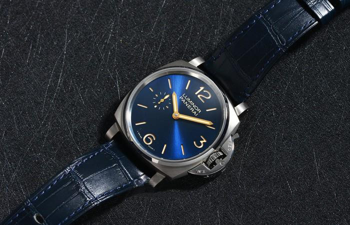  Male Panerai fake watches are in blue leather straps.